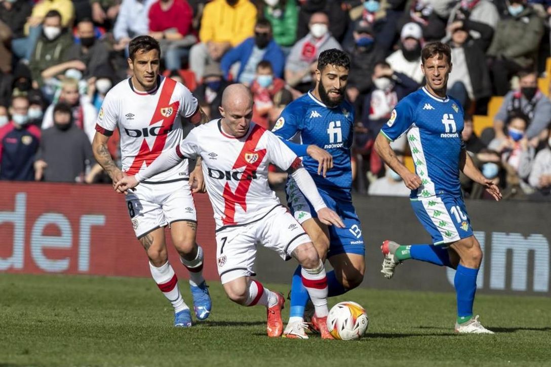 Salió por la puerta de atrás de las canteras del Madrid y el Villarreal, acabó trabajando en la huerta; hoy disfruta del fútbol en la élite pese al "golpe mental" del Betis
