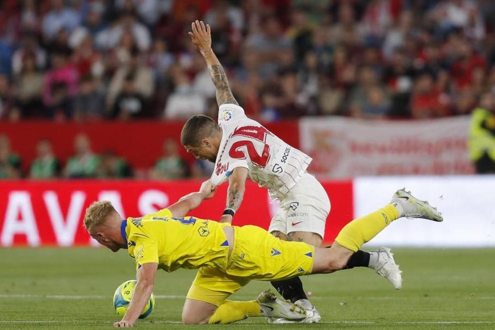 Jonsson salva con el Cádiz su primer 'match ball'