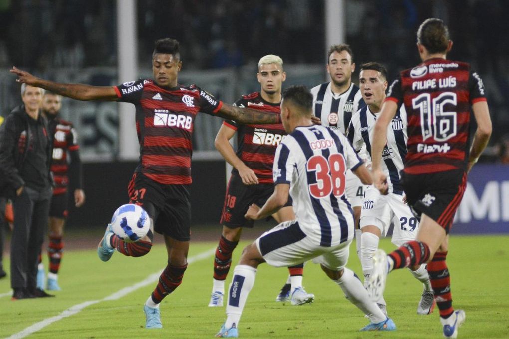 2-2. Talleres y Flamengo sellan un intenso empate en Córdoba