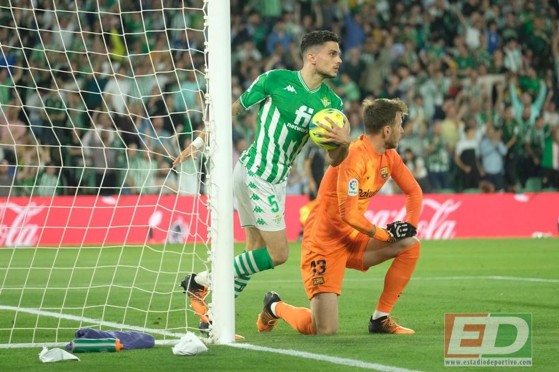 Bartra, resignado como todo el Betis, sentencia: "La elite es así; ese punto nos habría permitido seguir ahí"