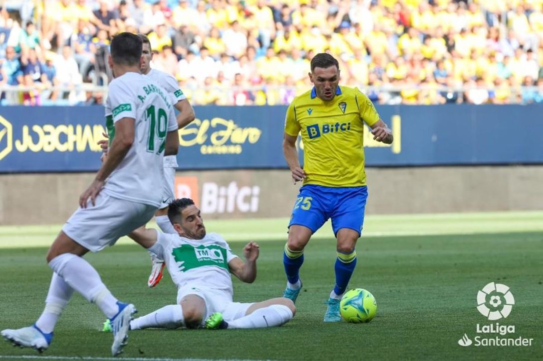 Cádiz 3 - 0 Elche: El Cádiz da un paso de gigante en su lucha por la permanencia