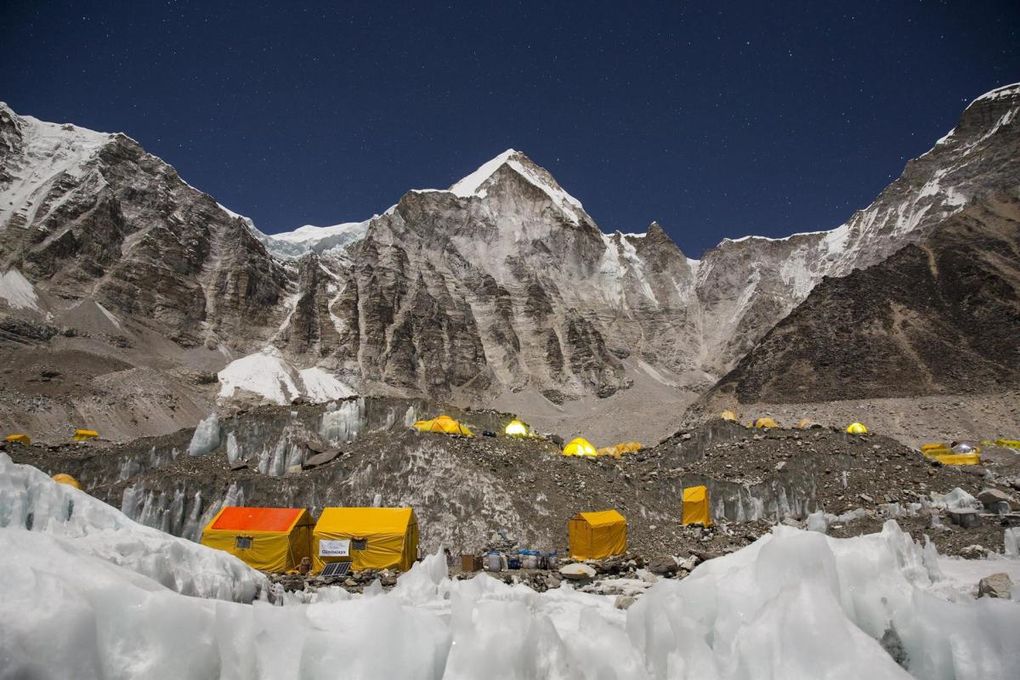 El Everest inicia una temporada de récords