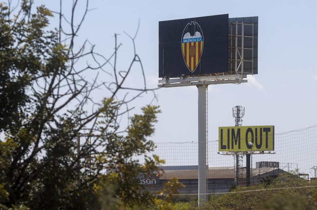 Colocan una enorme valla con el lema 'Lim out' (Lim fuera) junto a Paterna
