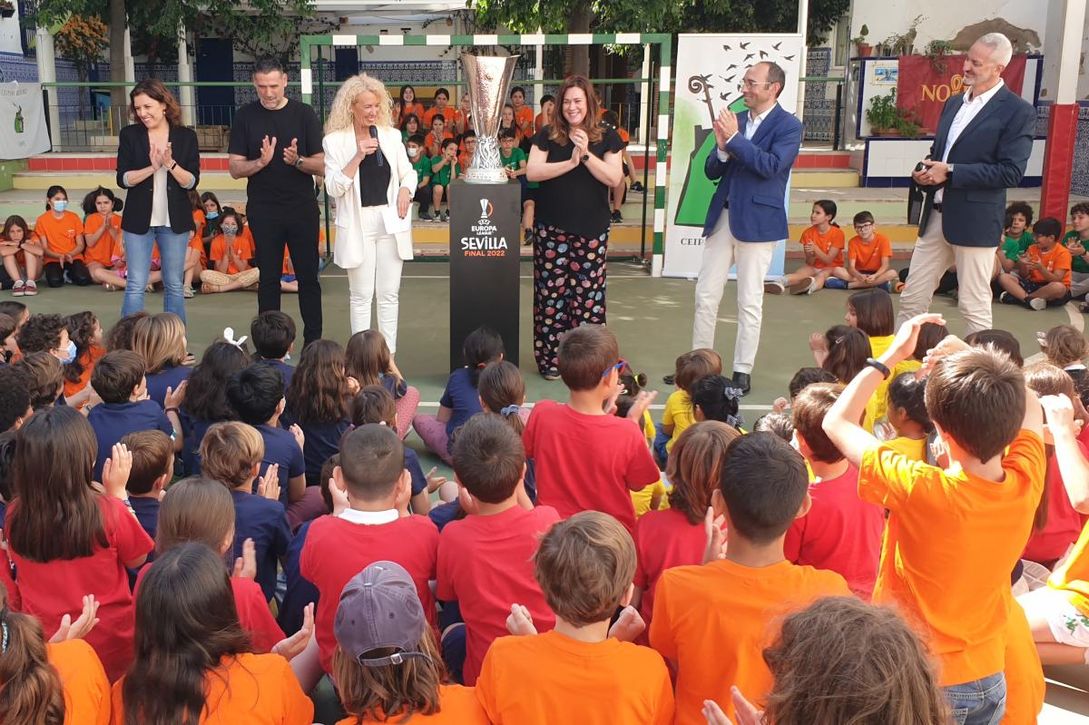 El Ayuntamiento inicia el Trophy Tour de la Europa League por Sevilla