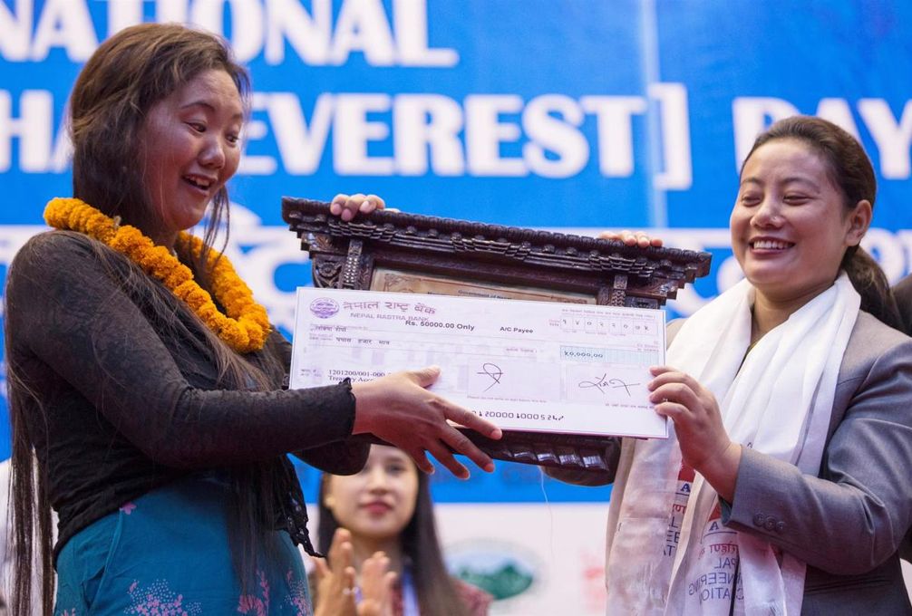 La escaladora nepalí Lhakpa Sherpa corona el Everest por décima vez en un nuevo récord mundial