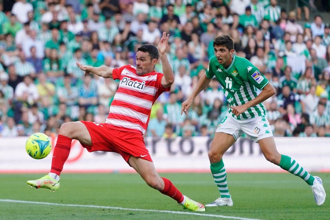 Real Betis 2-0 Granada: la permanencia pasa por Los Cármenes y el Sevilla pone fin al sueño de la Champions