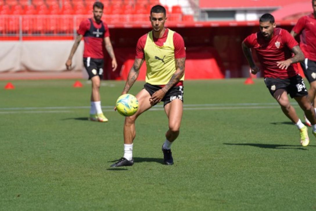 Chumi recibe el alta médica y estará disponible para el Almería - Alcorcón