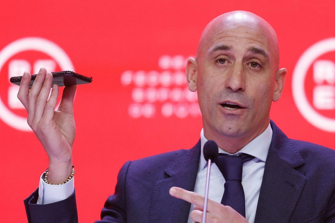 Las artes de espionaje de Luis Rubiales: micros ocultos, grabaciones al Gobierno de Pedro Sánchez, Fernando Sanz, infiltrado en LaLiga...