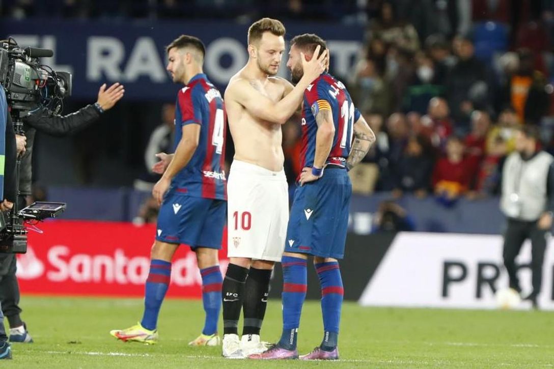 La oferta del Valencia y de los equipos europeos que Morales tiene paralizadas a la espera del proyecto del Levante