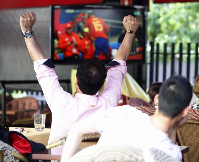166 bares investigados por piratear la señal de partidos de fútbol de pago