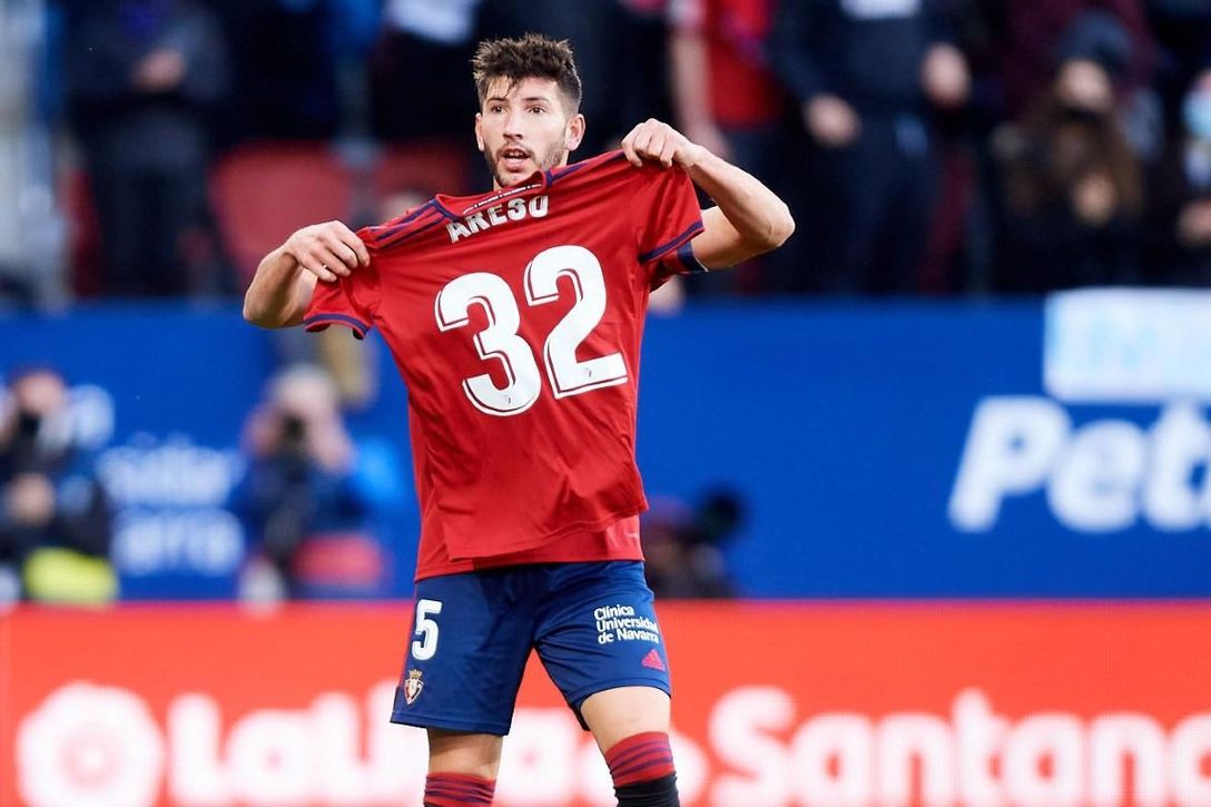 El rojillo de moda por el que un necesitado Osasuna se resiste a negociar; Atlético, Villarreal, Sevilla y Betis ya preguntaron por él