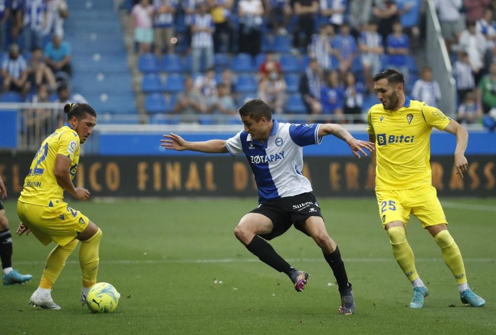 0-1. Lozano salva al Cádiz en Vitoria