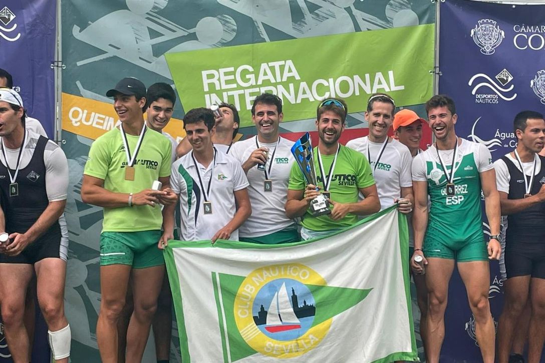 Pleno del Náutico Sevilla en la Regata internacional Queima das Fitas