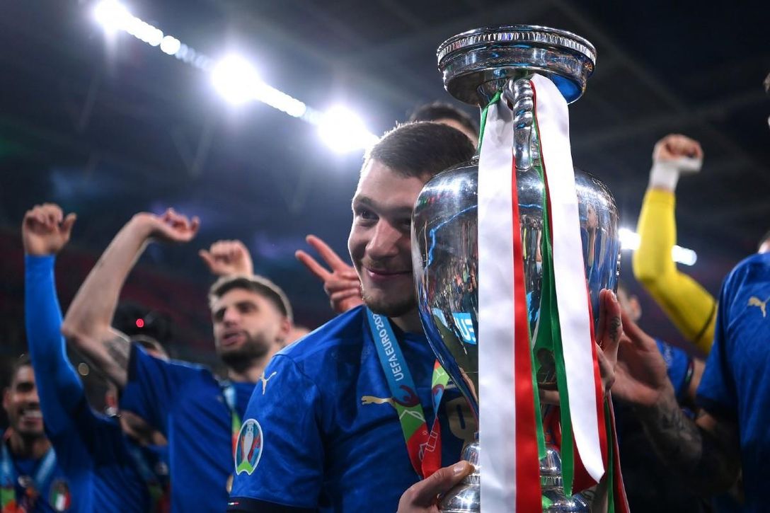 Un delantero, prioridad para Monchi