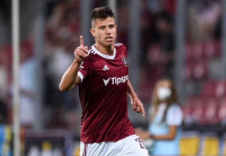 El Bayer Leverkusen se lleva la pugna por el deseado Hlozek