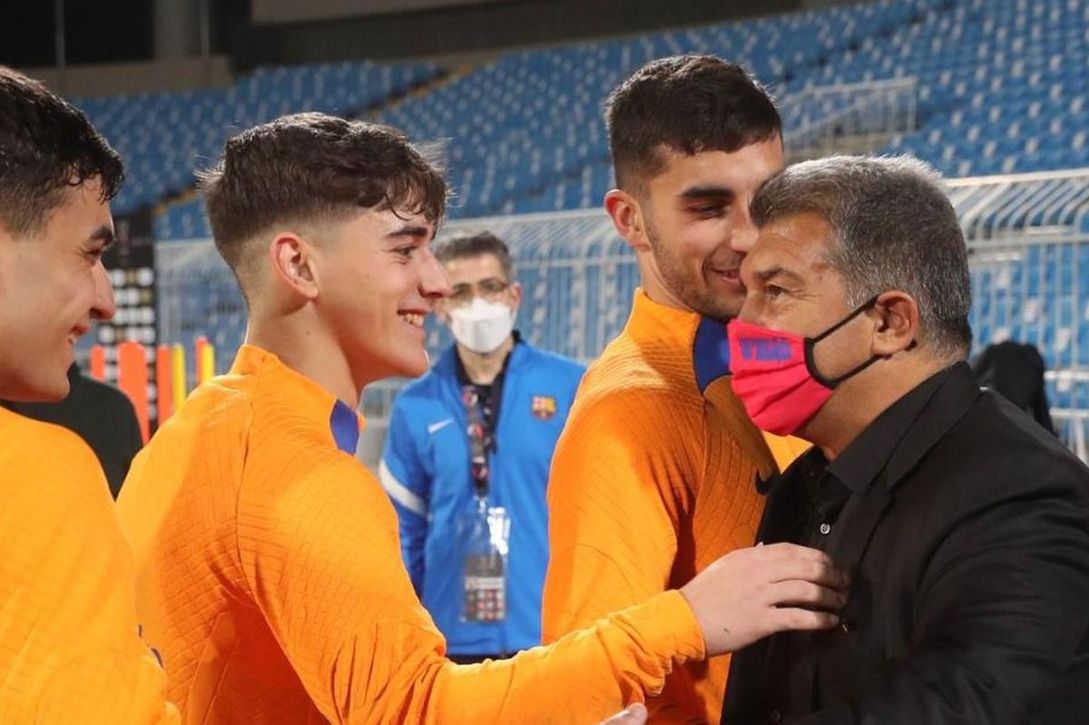 Laporta y el entorno de Gavi chocan y complican el futuro del sevillano