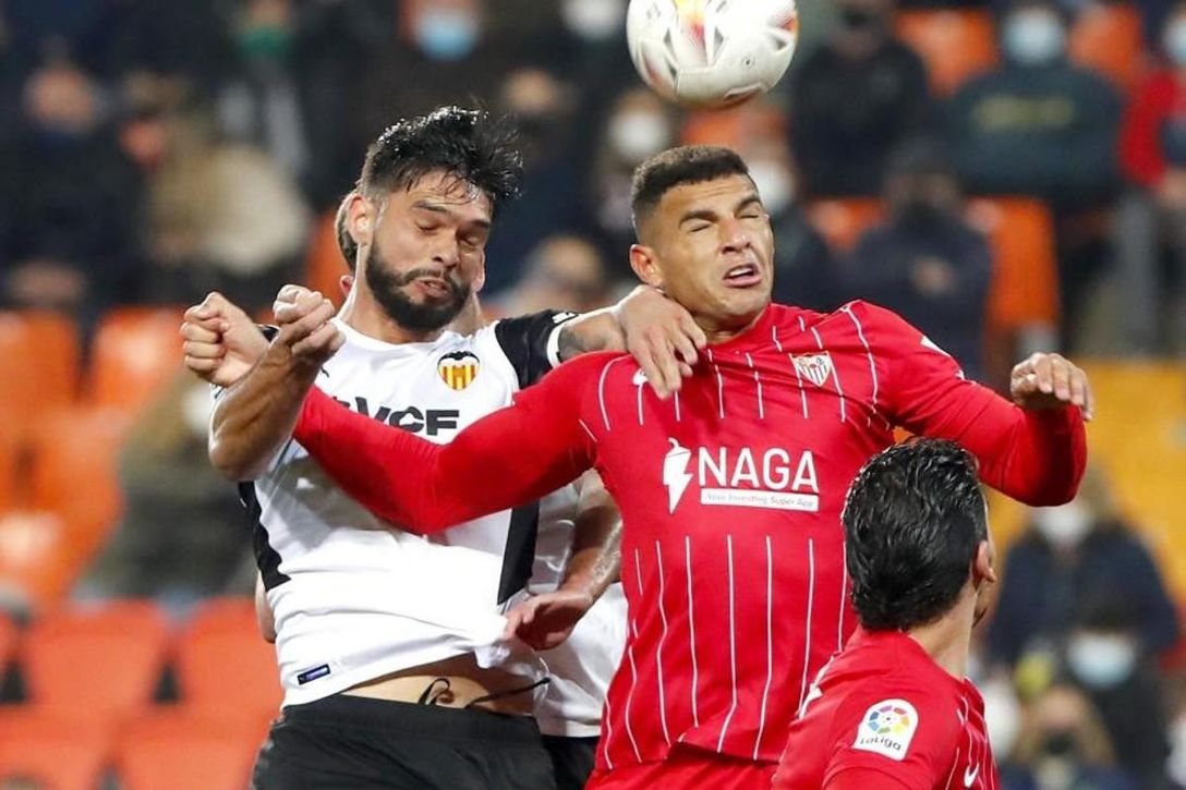 El agente de Alderete reconoce el interés de Villarreal y Sevilla, aunque da prioridad al Valencia