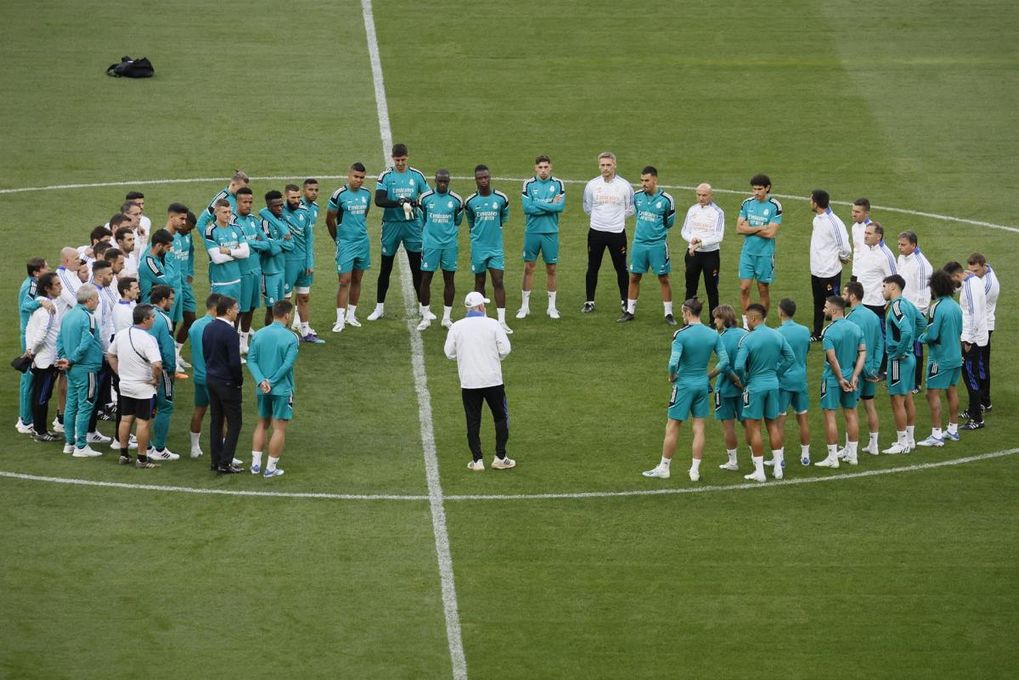 Charla de Ancelotti en el último entrenamiento del Real Madrid en París