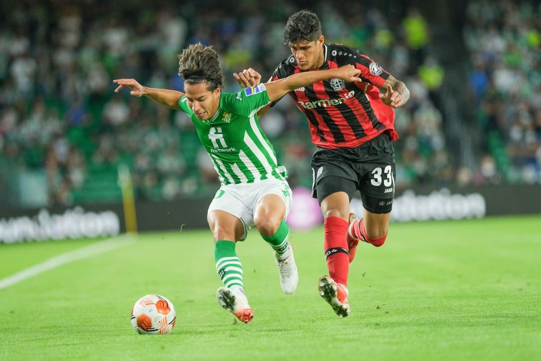 Lainez, casi sin consuelo con su selección mientras medita su futuro en el Betis: de la vuelta a casa a nuevas aventuras