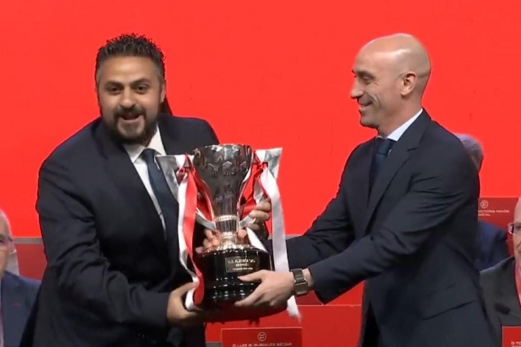 Rubiales entrega al Almería la copa de campeón de Segunda