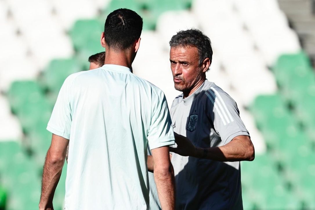 Luis Enrique da esperanzas a los futbolistas de Betis y Sevilla