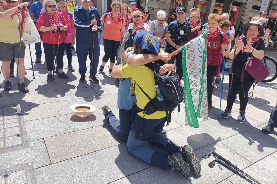 El emotivo encuentro entre dos aficionados del Cádiz y el Córdoba en el Camino de Santiago