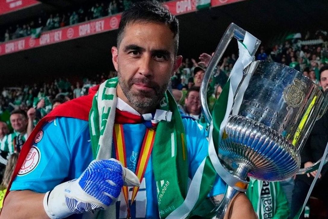 Cuestionan a Bravo en Chile y él responde apelando al Betis