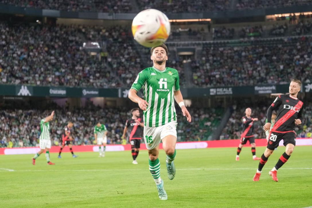 Álex Moreno podría ser la primera gran venta del Betis este verano... y ojo a William Carvalho