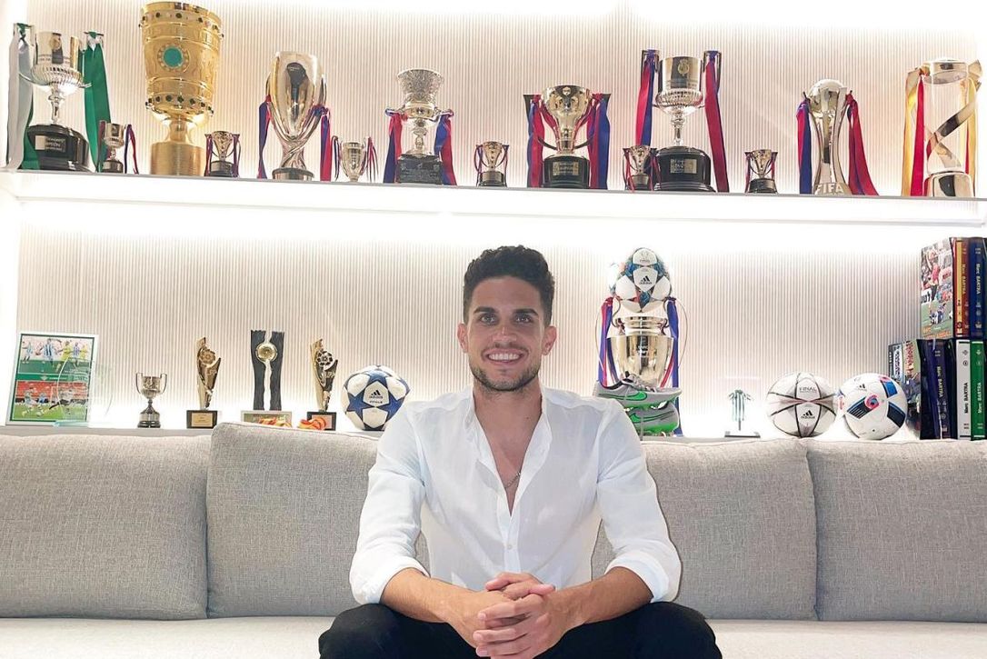 Bartra presenta su museo, entre celosos 'troleos' desde el Betis, con un lema motivador: "Lo mejor está por llegar"