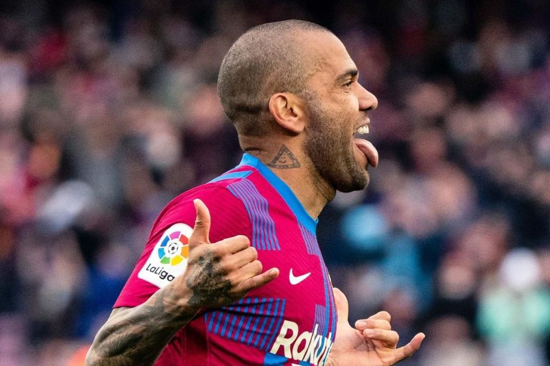 El Barcelona pone a Dani Alves en el mercado, que quiere un equipo para llegar como un tiro al Mundial