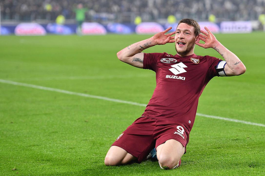 Belotti deshoja la margarita con el Sevilla atento: "Está valorando cosas"