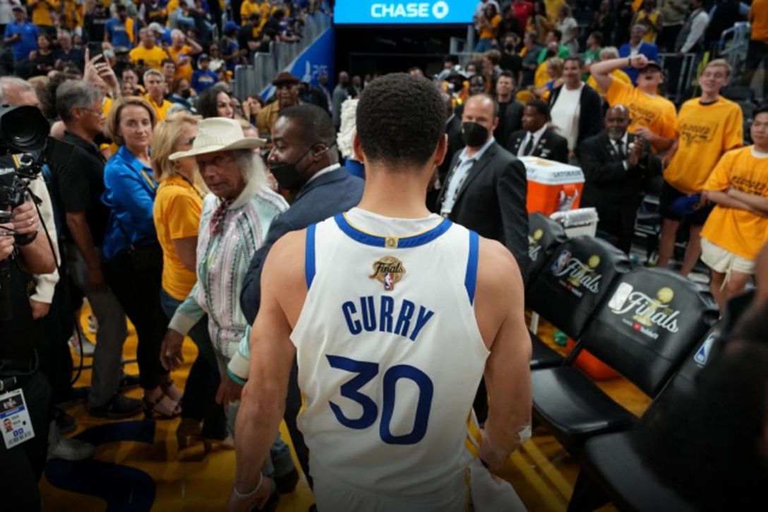Stephen Curry acaba con su racha de triples
