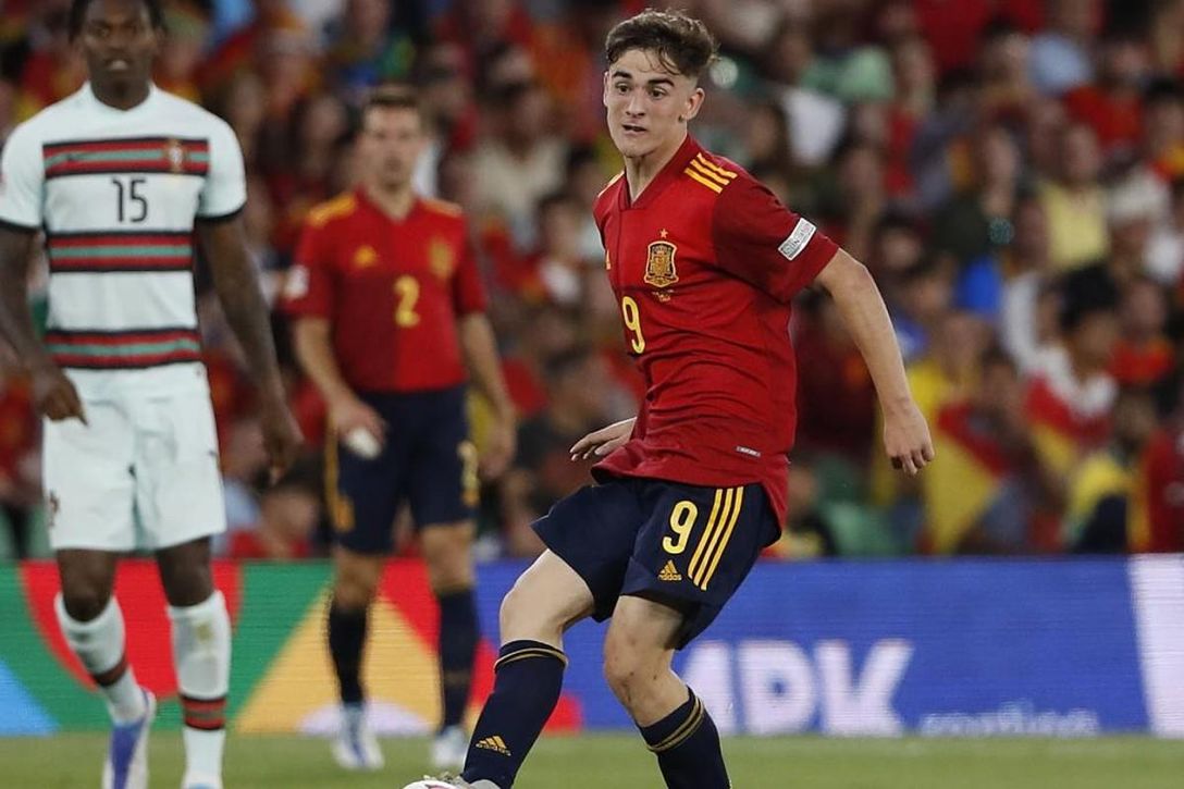 El viaje del agente de Gavi a Sevilla que tranquiliza a todos en el Barça