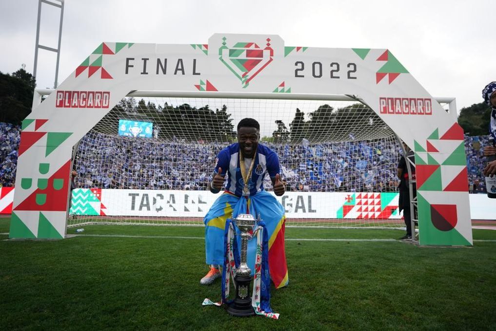 La razón que autodescartó a Mbemba como opción para el eje de la defensa del Betis