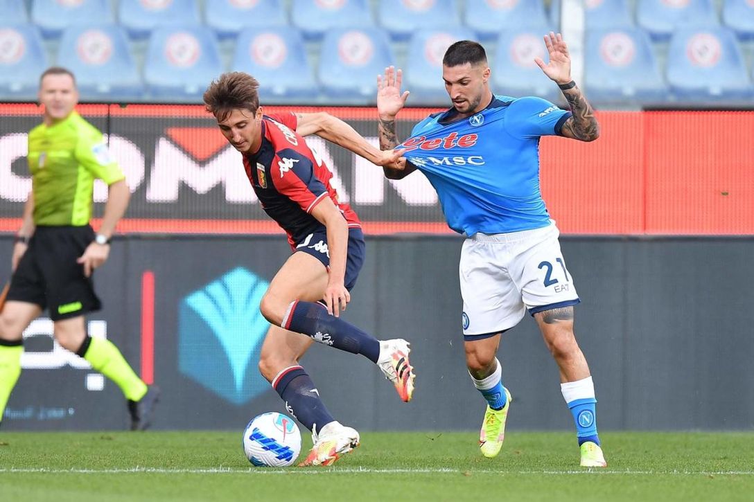 Cambiaso, uno de los laterales zurdos que más gusta a Monchi, se debate entre cuatro posibles destinos