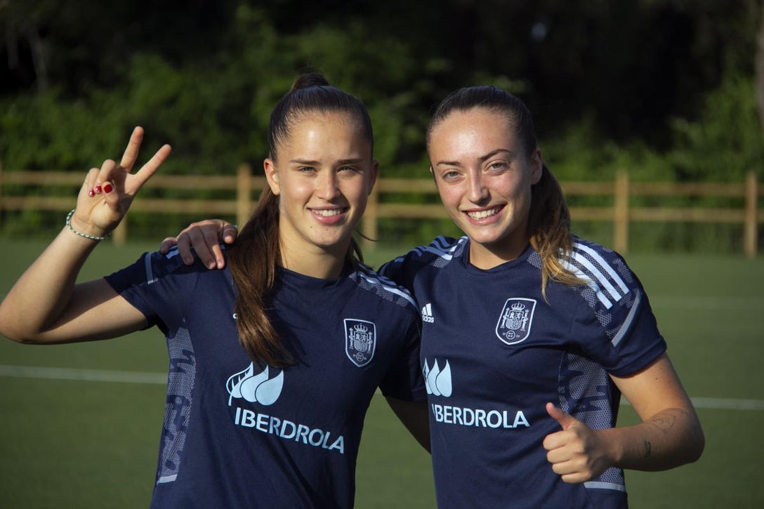 Dos jugadoras del Betis viven su sueño de poder ser campeonas de Europa