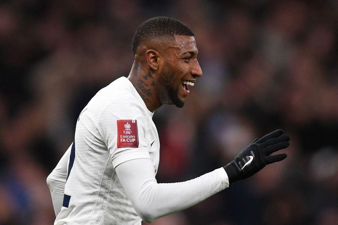 El entorno de Emerson Royal aclara su futuro