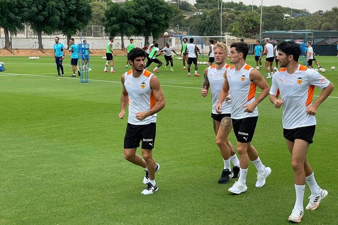 El Valencia 'espera' a Gayá y a Soler, pero no a Guedes