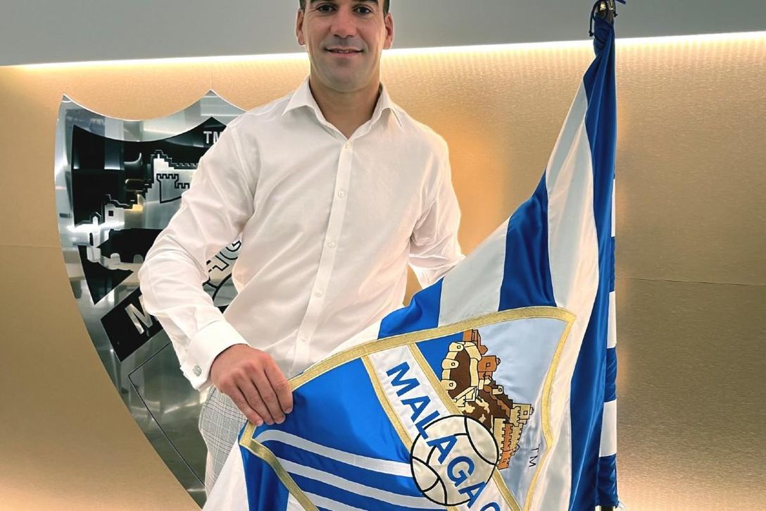 Oficial: Manolo Reina, primer fichaje del Málaga 22/23