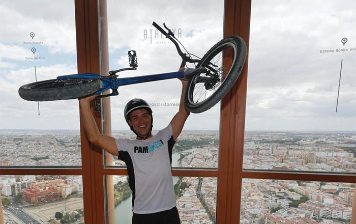 Dios Ejercer educador Trial | Pablo Adame bate el récord mundial al subir cuatro veces en bici el  rascacielos Torre Sevilla sin tocar el suelo - Estadio Deportivo