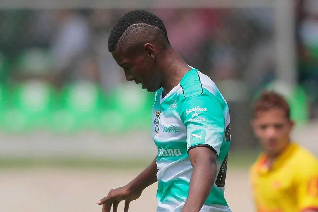 Fue un año a la cárcel tras dejar el Sevilla y ahora busca volver a sentirse futbolista: "Hay historias que no nacieron para contarse"