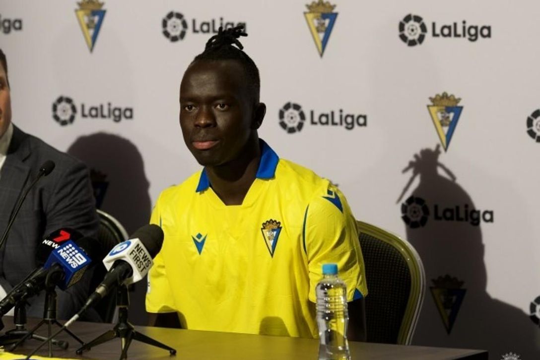 Así juega Awer Mabil, primer fichaje del Cádiz: "Regatea mucho y tiene muchísima velocidad"