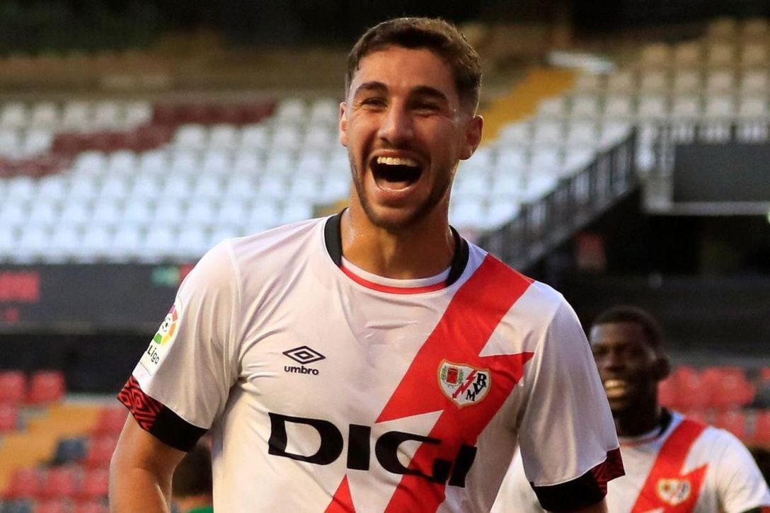 El Rayo Vallecano espera una respuesta del deseado Santi Comesaña