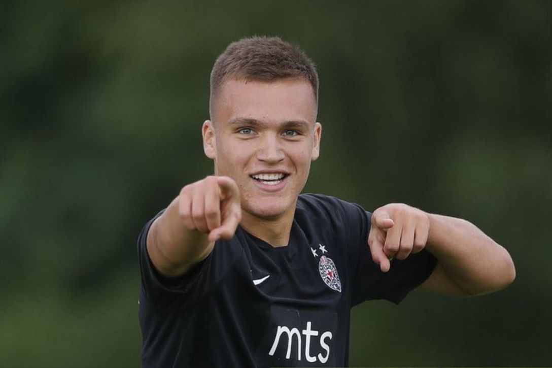 El Almería prepara un nuevo golpe al mercado: oferta millonaria por una perla serbia bautizada como 'el nuevo Vlahovic'