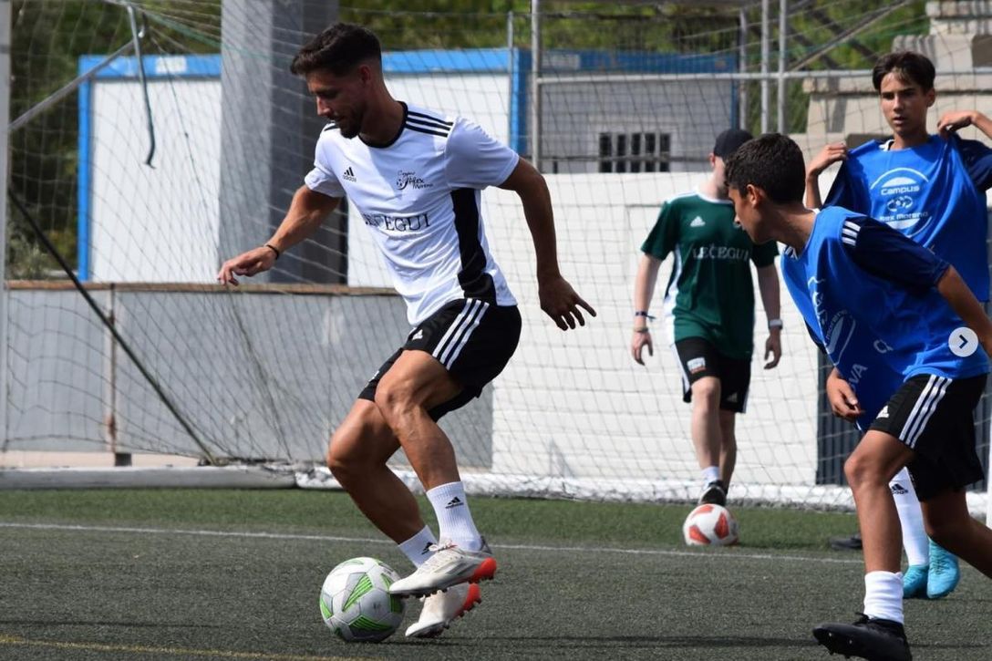 Con su futuro en el Betis todavía en el aire, Álex Moreno ya luce su 'otra' camiseta