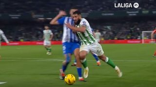 El posible penalti sobre Fekir en el Betis - Alavés: "Me sorprende que caiga así"