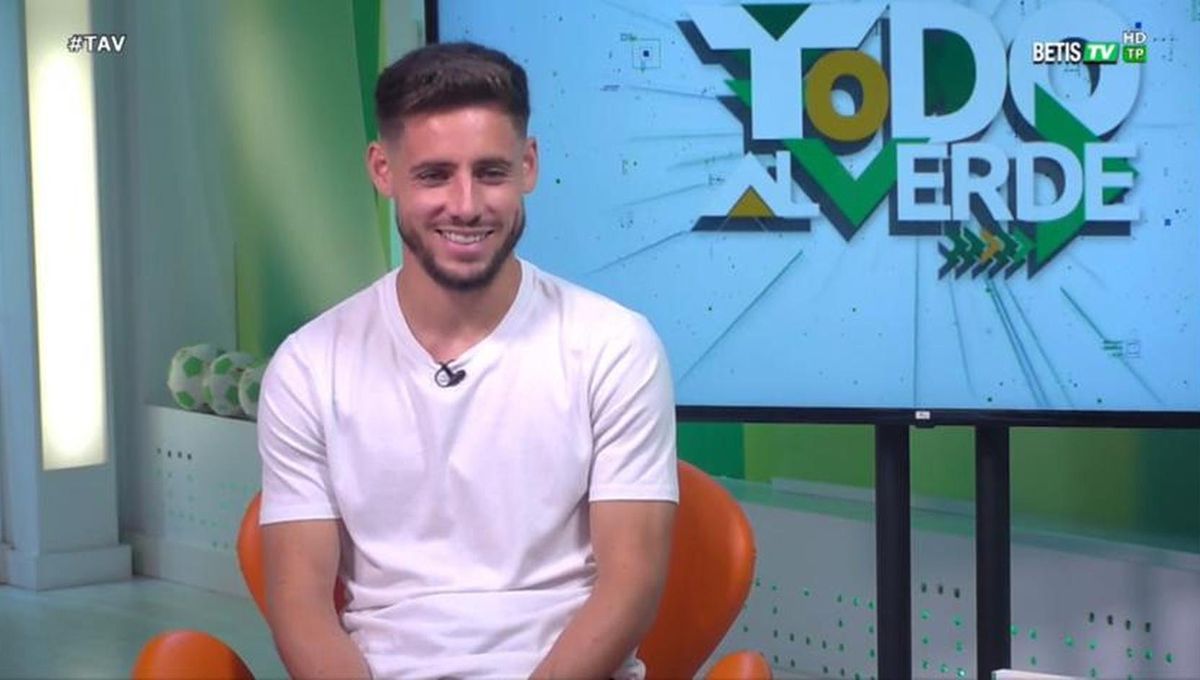 Álex Moreno: “Estoy donde quiero estar; quiero seguir creciendo, pero en el Betis”