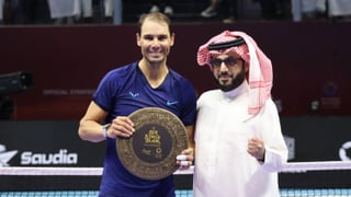 Rafa Nadal recibe un regalo de Papá Noel