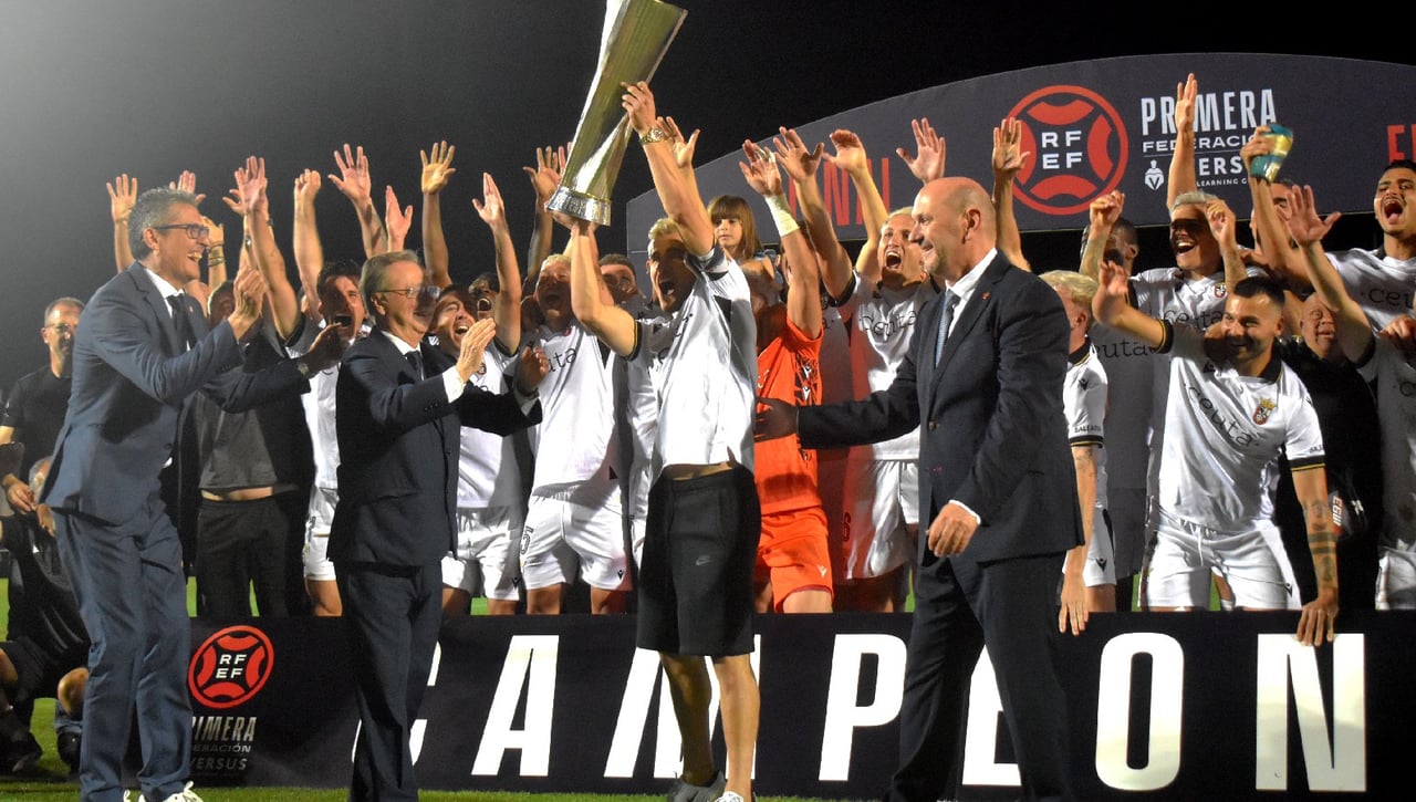 El Ceuta se proclama campeón y José Juan Romero es premiado