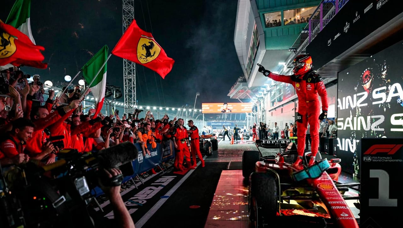 Carlos Sainz toca el cielo en Singapur
